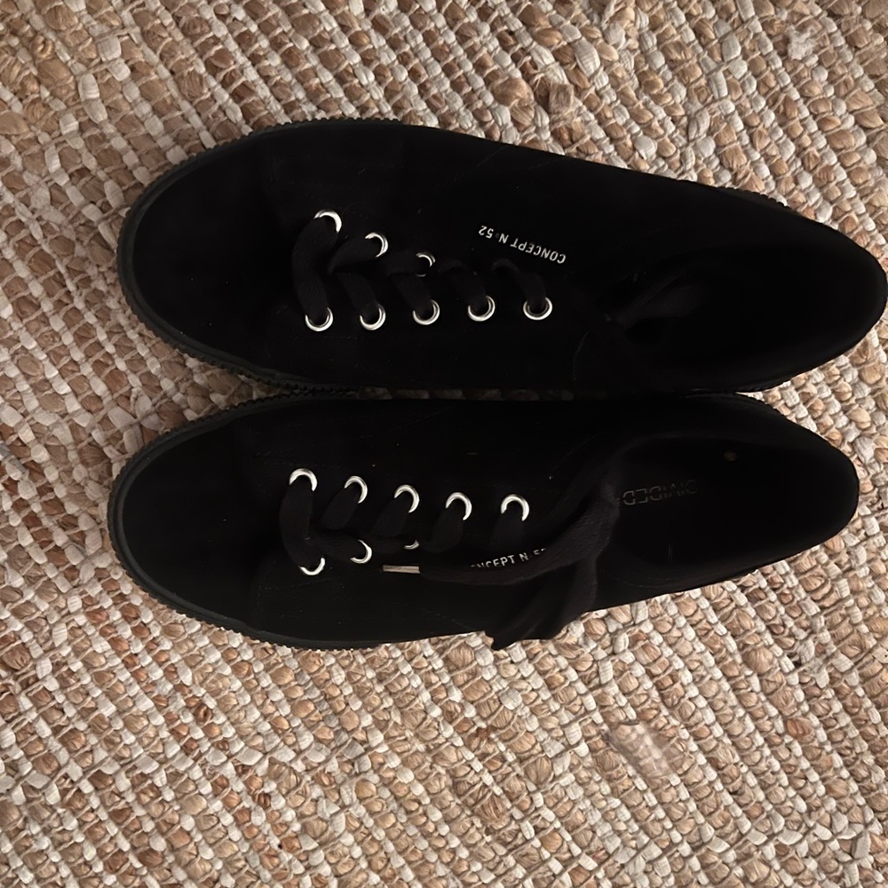 H&M black play form tennis shoes